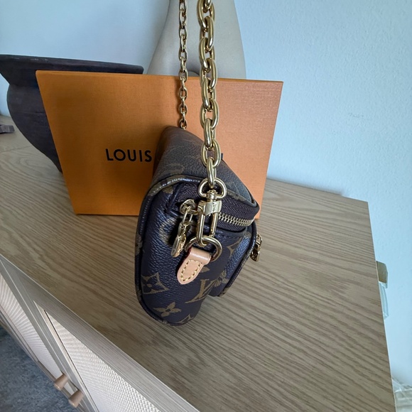 Louis Vuitton Mini Bumbag in Monogram - Picture 4 of 7